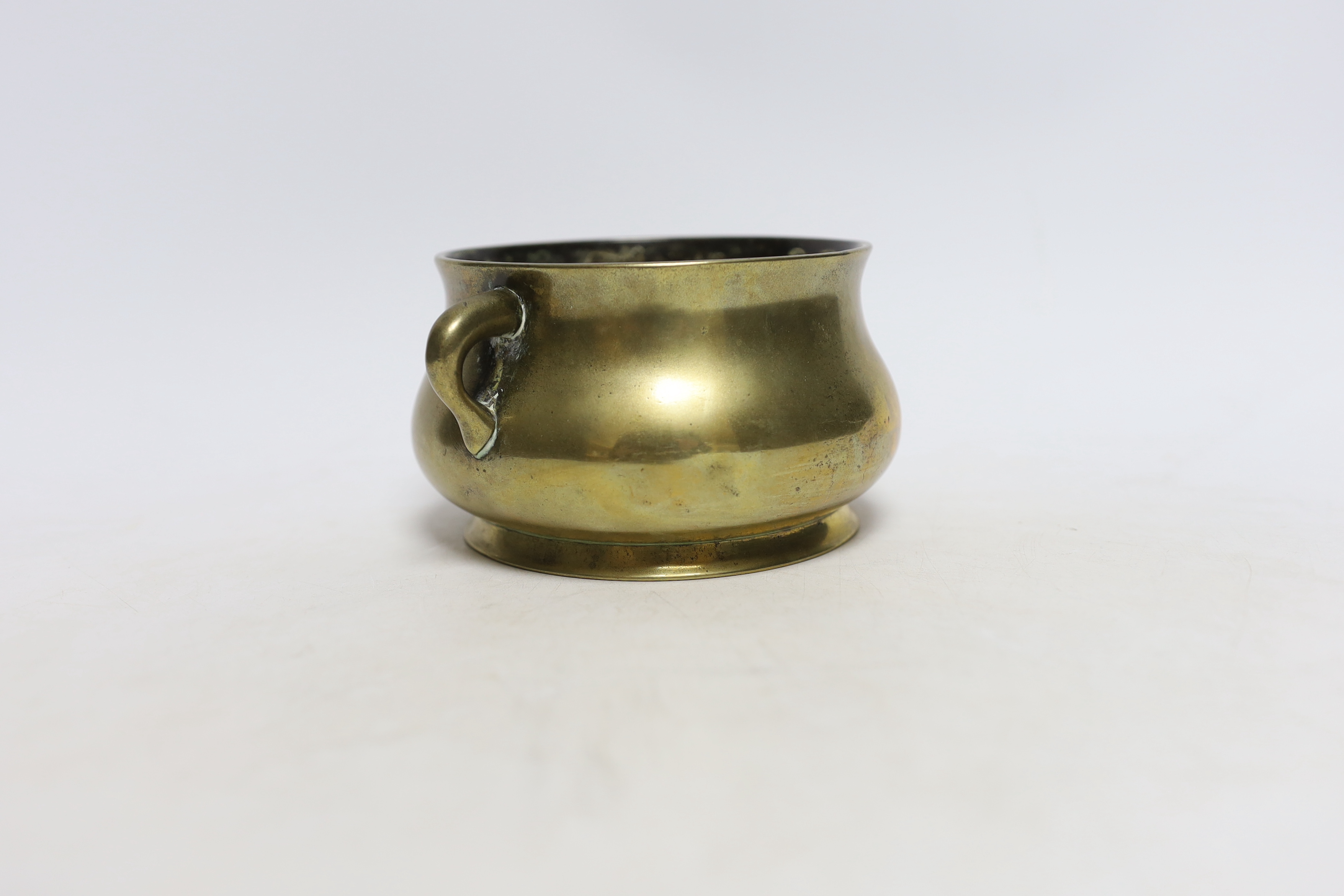 A Chinese bronze censer, Xuande mark, 18th/19th century, 7.5cm high